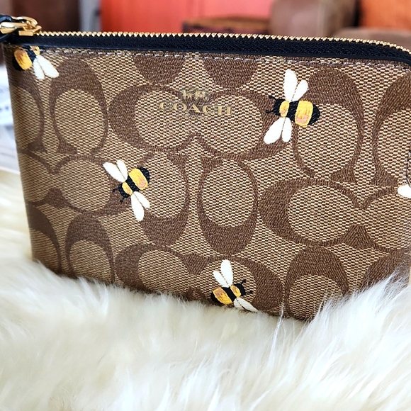 Adorable NWOT Coach Bumblebee Signature Corner Zip Wristlet 🤎🐝🖤 - Picture 14 of 15